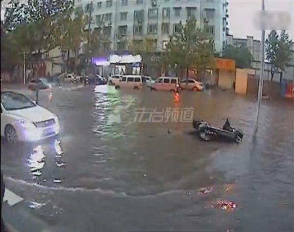 騎車(chē)跌倒無(wú)人扶