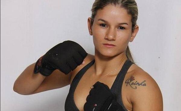 搶到搏擊手被打哭