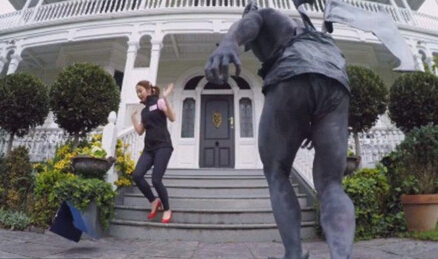 假裝門環嚇推銷員