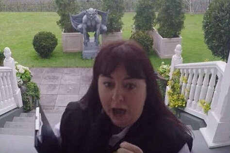 假裝門環嚇推銷員