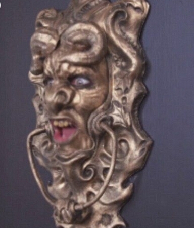 假裝門環嚇推銷員