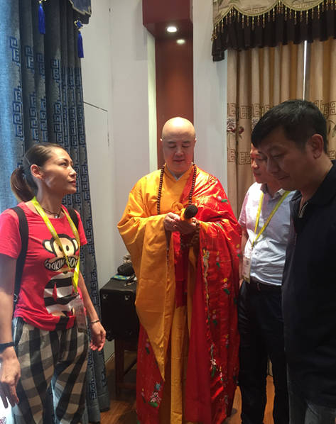 徐少華穿袈裟撈金