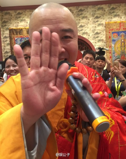 徐少華穿袈裟撈金