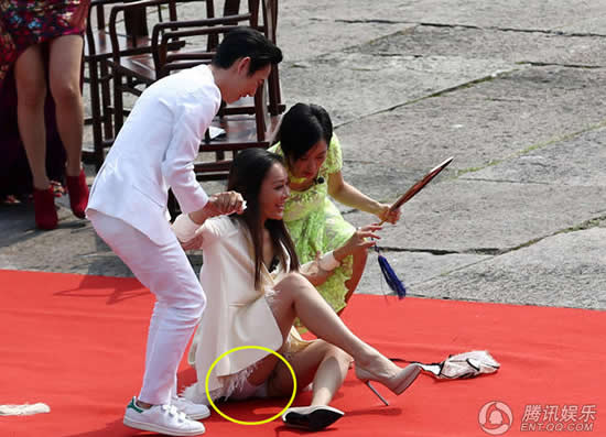 寧靜走紅毯跌倒