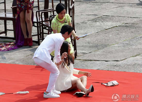 寧靜走紅毯跌倒