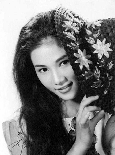 鄭佩佩年輕時候的照片