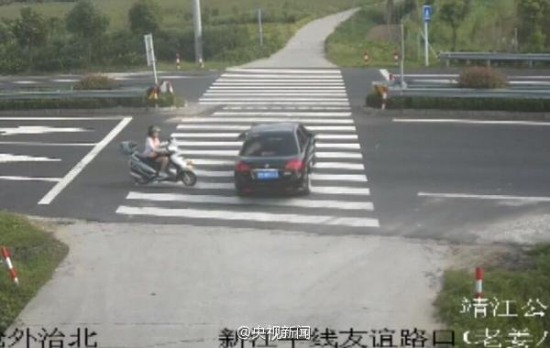 女子騎摩托車玩手機被撞飛