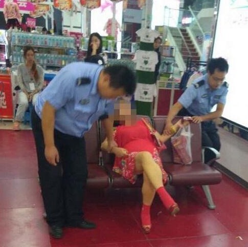 客運站懷抱死嬰