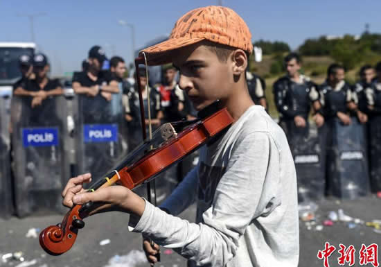 盾牌陣前拉提琴