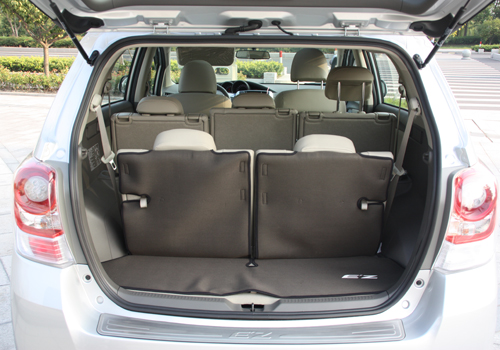 男子讓60歲母親蜷縮后備箱