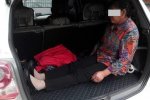 男子讓60歲母親蜷縮后備箱