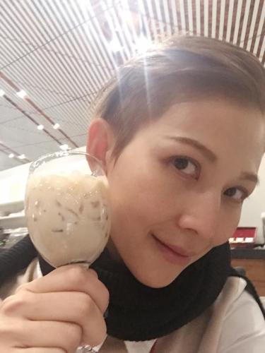 蔡少芬曬素顏自拍