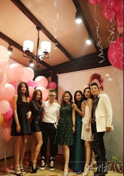 王婧重金包場慶生