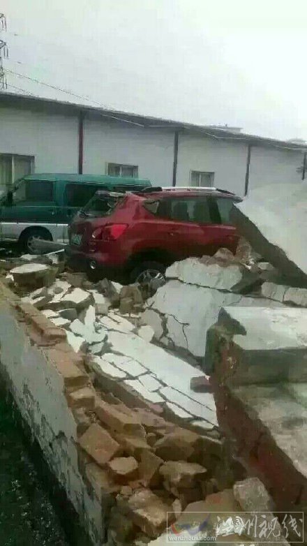 臺風過后的湛江市區(qū)街道