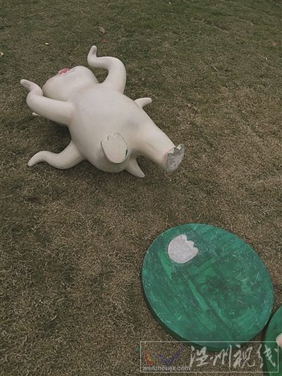 公園一個胡巴雕像頭發被揪