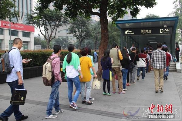 千人排隊(duì)百米乘地鐵