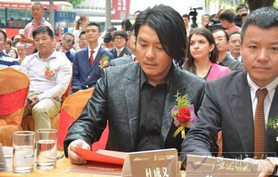 阿杜開美容醫院當老板