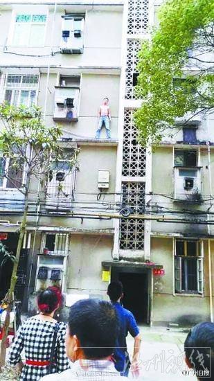 男子被大閘蟹誘惑放棄跳樓