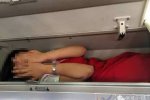 空姐被塞進行李架 把空姐塞進行李架是開玩笑