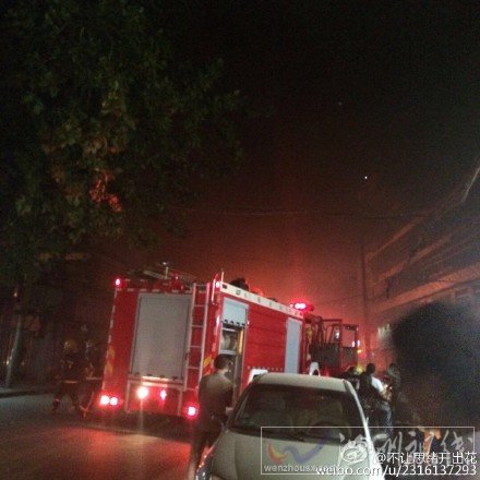 消防車在起火點準備滅火工作