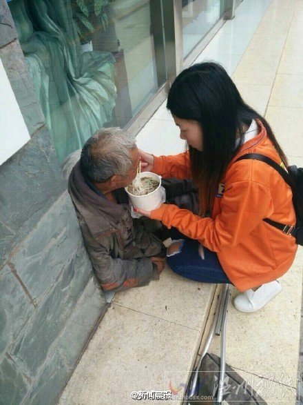 西昌暖心女孩給老人喂米線