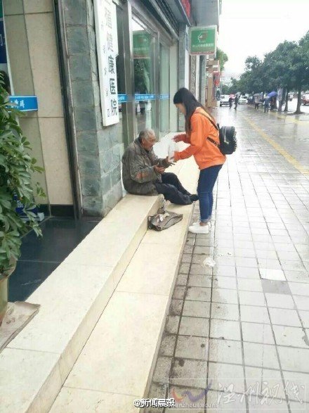 最美女孩跪在臺(tái)階上