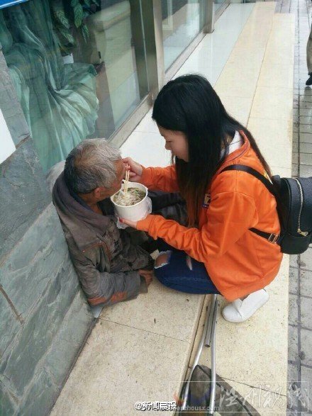 女孩被質(zhì)疑是炒作