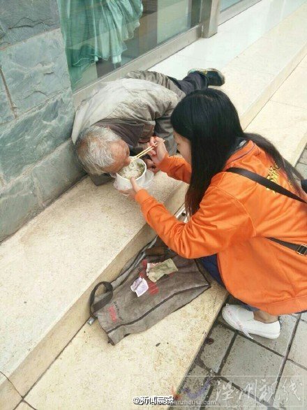 喂米線女孩遭質(zhì)疑