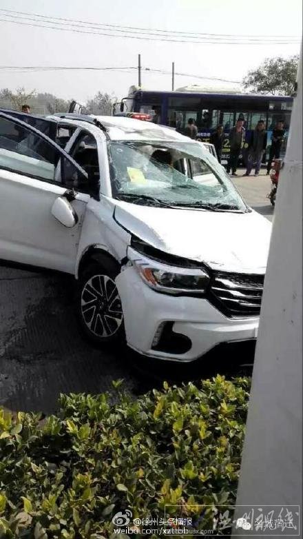 越野車撞上綠化帶致三人受傷