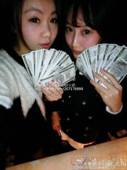 男子把二維碼印在美元上