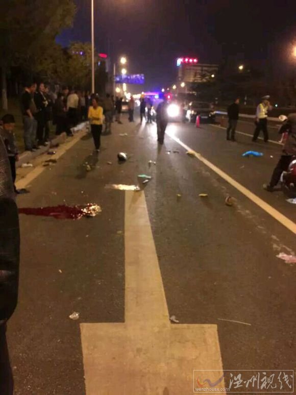 轎車(chē)的頭部撞出一大塊缺口