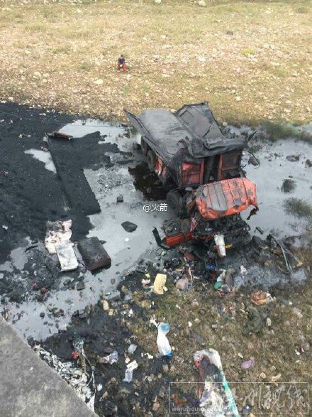 運煤車沖出橋面