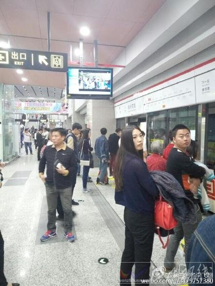 乘客被滯留在地鐵站