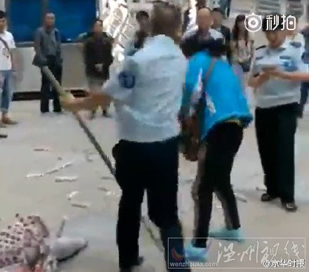 曝花果園城管暴打女商販