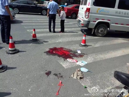 男子被水泥罐車碾壓留下的血跡