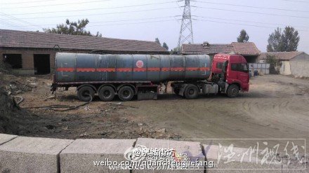 工人疑似偷排工業(yè)廢水