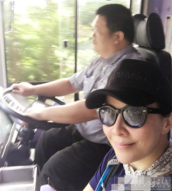 劉嘉玲坐公交出行