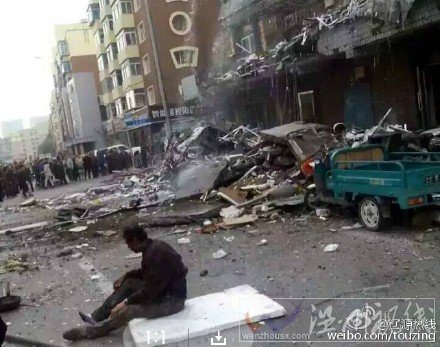 樓下的轎車被掉落磚塊砸中