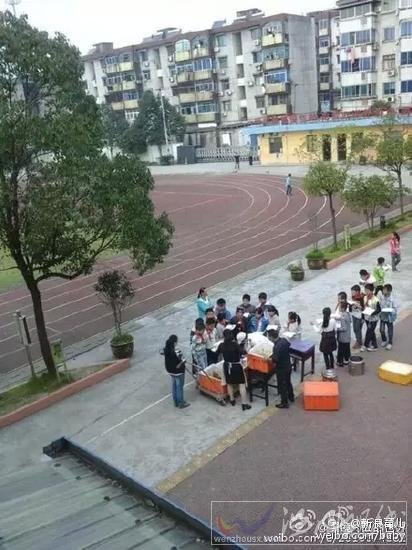 午餐都是在臟亂差的環(huán)境做出來(lái)的