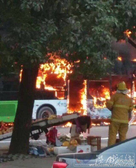 咸寧市區一公交車自燃