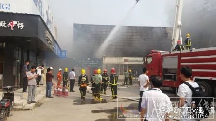 火災(zāi)過(guò)后整個(gè)超市被燒光