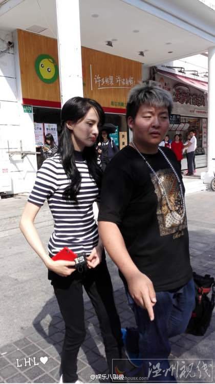 鄭爽瘦成紙片人