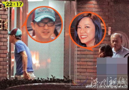 人多的時候兩人故意保持距離