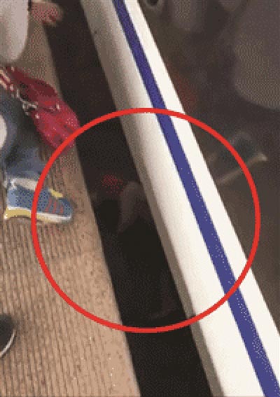 女子掉進站臺縫隙腿擦傷