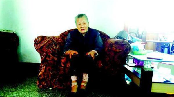 老人長(zhǎng)黑發(fā)換新牙