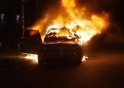 男子為博歡心燒車