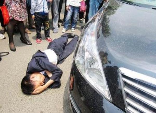 碰瓷被撞健步飛奔