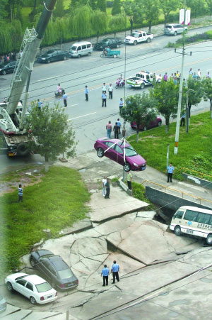 北京暴雨排水溝蓋塌陷7車受困