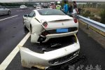 法拉利撞護欄追尾 爆胎撞護欄又遭貨車追尾前后受傷