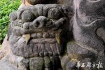 中國最大石獅遭不文明人成敏刻字